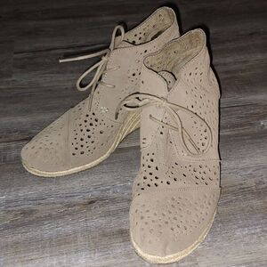 TOMS Womens Tan  Moroccan Cut Out Perforated Desert Wedge Boots  Sz 9